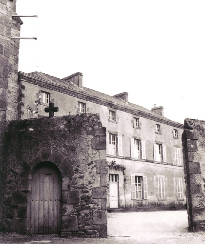 Presbytere et porte ancienne
